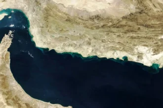 Ormuz mueve 20% del crudo: Trump activa seguros “a precio razonable” y evalúa escoltar petroleros con la Armada de EE.UU.