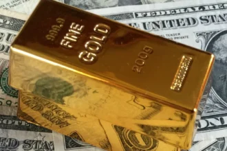 Oro cae por choque petrolero y apuestas de tasas más altas en Estados Unidos