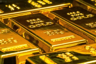 Oro cae por fortaleza del dólar y presión inflacionaria del petróleo