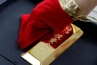 Oro se mantiene sobre los 4.000 USD pese a cambios fiscales en China