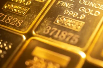 Oro se mantuvo cerca de US$4.500 por onza por guerra con Irán y cautela de la Fed