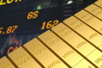 Oro sube por caída del dólar y del crudo en medio de tensión con Irán