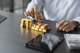 Oro sube tras baja del petróleo e incertidumbre en Medio Oriente
