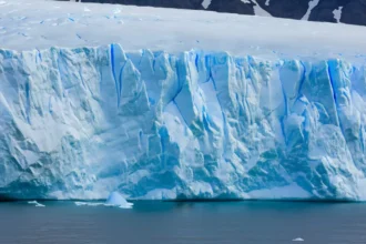 Paisajes ocultos bajo el hielo de la Antártida: el mapa que detecta relieves de 2 a 30 km y cambia la lectura del subsuelo