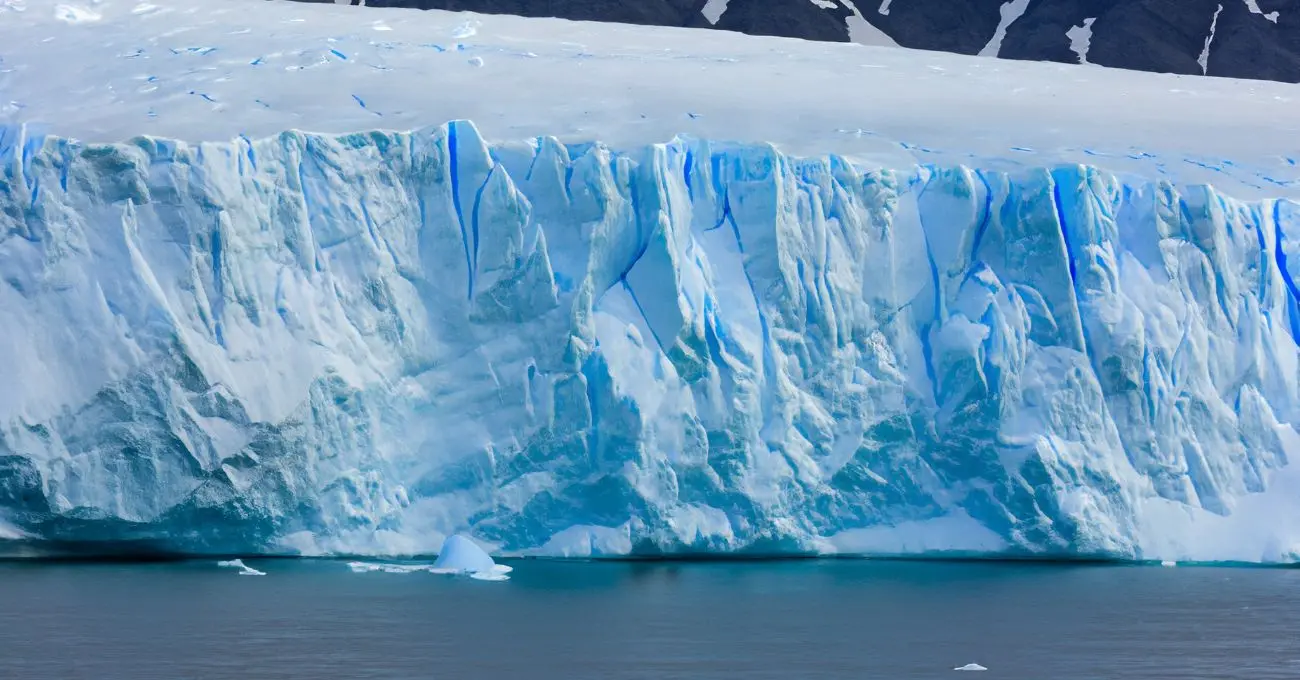 Paisajes ocultos bajo el hielo de la Antártida: el mapa que detecta relieves de 2 a 30 km y cambia la lectura del subsuelo