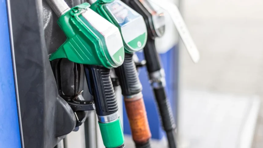 Expertos anticipan alza de hasta $35 en bencinas por tensiones internacionales