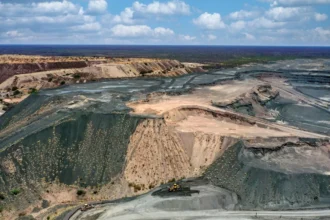 Perú enfrenta debate por concesiones mineras en pleno ciclo de inversión