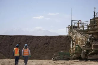 Perú: Expertos advierten que permisos lentos y minería ilegal frenan competitividad minera