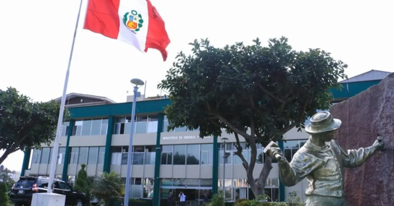 Perú: Nueve ministros en cuatro años: la inestabilidad del Ministerio de Energía y Minas frena la agenda del sector