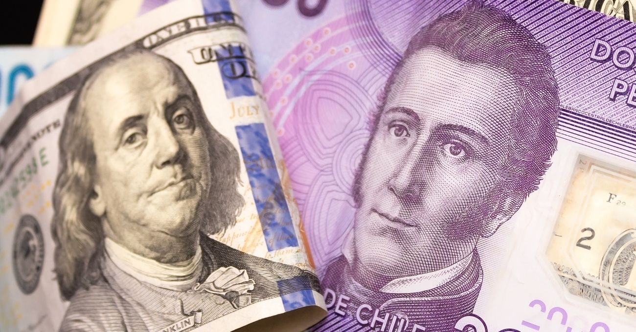 Peso chileno se fortalece y dólar cae a $920 tras débiles datos económicos en EE.UU.