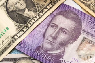 Peso chileno se fortalece y el dólar retrocede más de $20 tras anuncio de receso arancelario