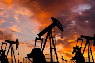 Petróleo bajo US$100: estrecho de Ormuz sigue restringido y tensiona mercado global