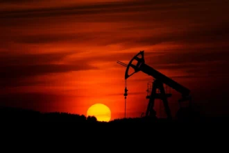 Petróleo cae hasta 16% tras tregua en Ormuz
