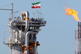 Petróleo cae más de 6% tras señales de Trump sobre la guerra con Irán y el flujo por el Estrecho de Ormuz