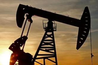Petróleo cierra con leve alza en medio de volatilidad por tensión entre EE.UU. e Irán