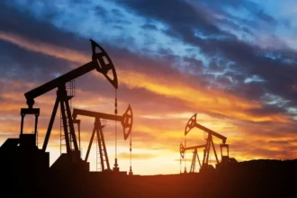 Petróleo de Texas baja 2,2% y mercado sigue de cerca contactos entre Washington y Teherán