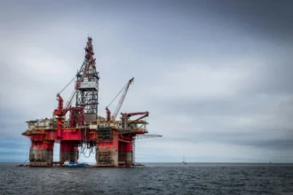 Petróleo global: ataques de Irán recortan en 600.000 barriles diarios la producción de Arabia Saudita y tensionan el suministro