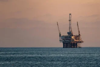 Petróleo se dispara: Brent supera US$111 y WTI toca US$115 por crisis en Ormuz