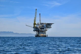 Aumento del petróleo por advertencias de misiles en EAU y amenazas en Ormuz