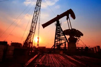 Petróleo supera los US$ 90: WTI salta 12,2% y Brent cierra en US$ 92,69 por la parálisis de Ormuz
