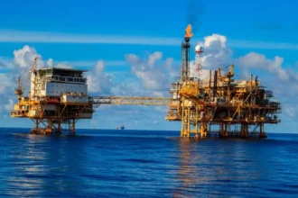 Petróleo supera los US$77: tensión en Medio Oriente impulsa al crudo a máximos desde mediados de 2024