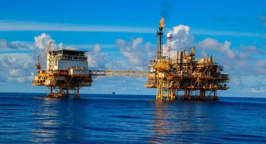 Petróleo supera los US$77: tensión en Medio Oriente impulsa al crudo a máximos desde mediados de 2024