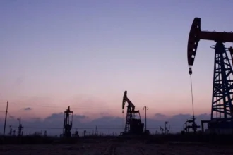 Petróleo supera US$100: crudo se dispara más de 50% en un mes por la crisis en Medio Oriente