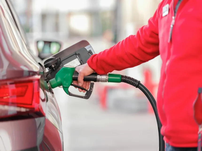 Precio de la gasolina en EE.UU. supera los $4.50 por galón debido a tensiones en Medio Oriente