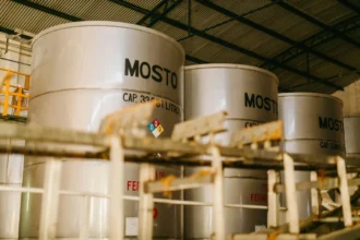 OPEP+ incrementa producción en 188.000 barriles diarios tras salida de EAU