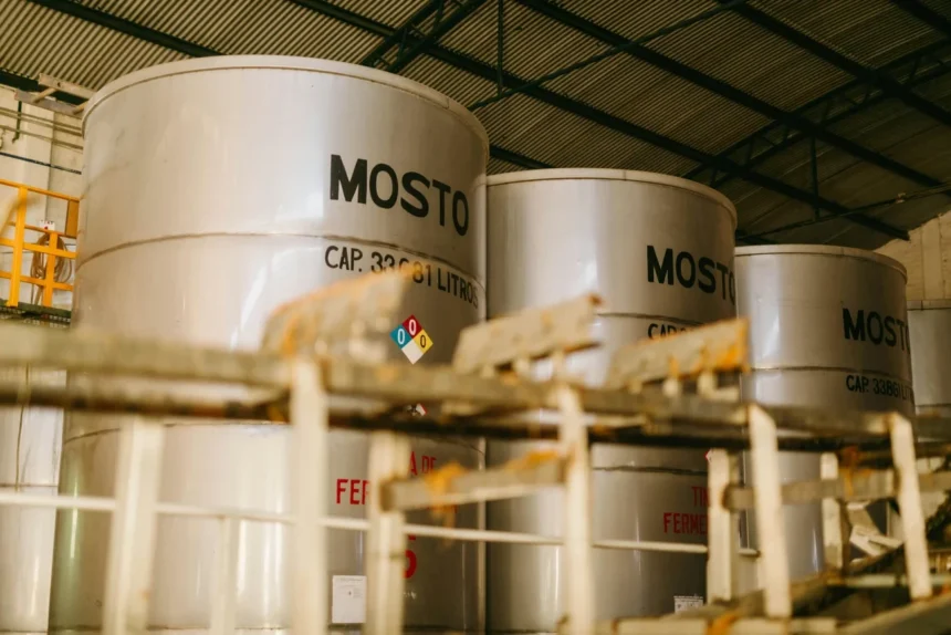 OPEP+ incrementa producción en 188.000 barriles diarios tras salida de EAU