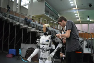 China inicia producción masiva de robots humanoides en fábricas de móviles