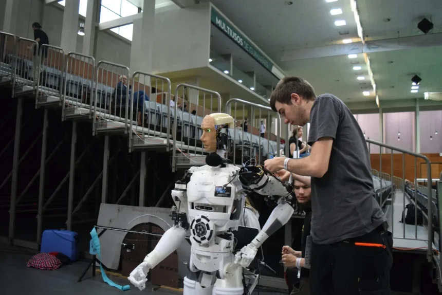 China inicia producción masiva de robots humanoides en fábricas de móviles