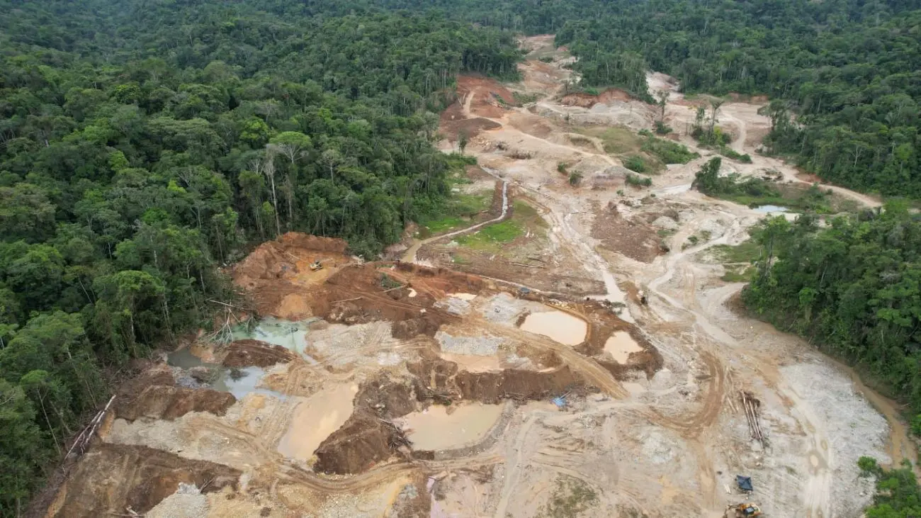 Por qué la minería ilegal del oro está desplazando a la cocaína como favorita de los traficantes en América Latina