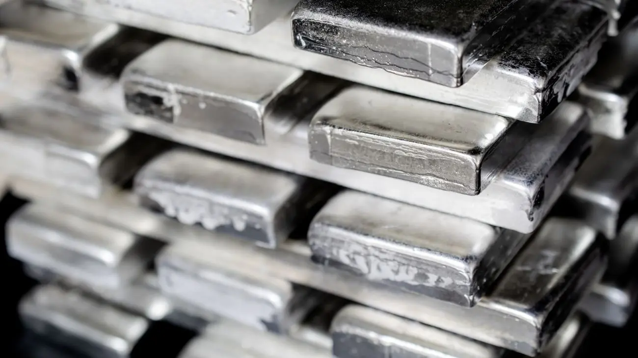 ¿Por qué se ha disparado el valor de la plata? Metal precioso intenta competir mano a mano con el oro