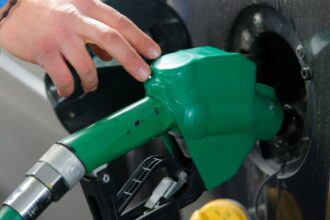 Precio de combustibles caerán por tercera vez consecutiva: ¿Cuánto bajará la bencina de 93 octanos?