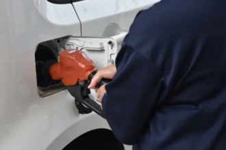 Precio de la gasolina en Latinoamérica 2026: 10 países donde el litro cuesta más de US$1,29 y el líder pasa los US$2