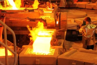 Precio del cobre cae 4,7% a US$ 5,81 por libra: por qué la guerra en Medio Oriente puede hacerlo bajar y subir a la vez