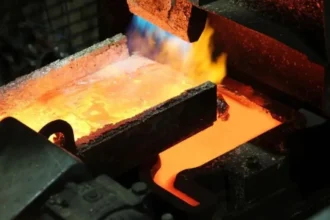 Precio del cobre cae a US$5,39: segundo peor registro del año en medio de la guerra y alerta por escenario global
