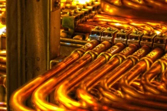 Precio del cobre: cierra en US$5,86/lb y 905.069 toneladas en inventarios, el giro que marcó la semana
