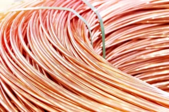 Precio del cobre comienza 2026 al alza por ajustes en el mercado global