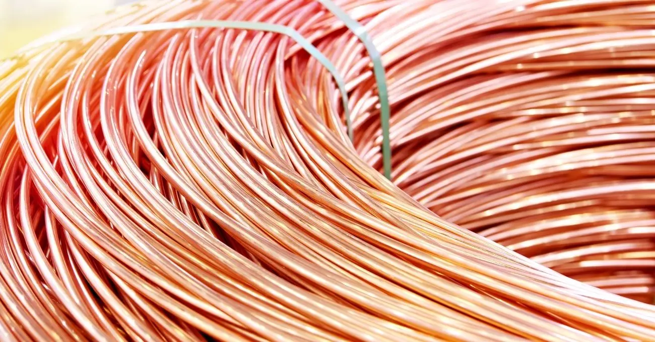 Precio del cobre comienza 2026 al alza por ajustes en el mercado global