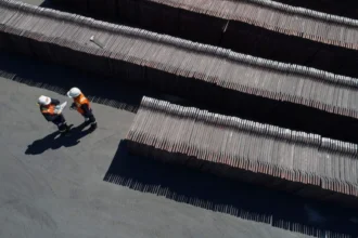 Precio del cobre roza los US$13.480 por tonelada y tensiona al mercado global con fundiciones chinas en récord