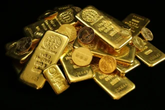 Precio del oro cae 1,7% a US$4.600 por el choque petrolero que inquieta a los bancos centrales