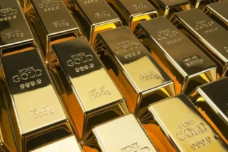Precio del oro cae por dólar fuerte e incertidumbre en tasas de interés