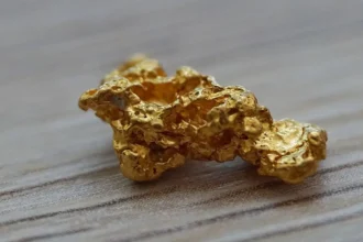 Precio del oro supera los US$5.400 la onza y marca máximo de un mes tras escalada Irán–EEUU–Israel: el factor Dubái