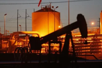 Precio del petróleo: Brent vuelve sobre US$100 tras rebotar 2,4% y deja a Chile frente a un nuevo golpe en combustibles