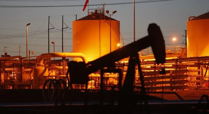 Precio del petróleo: Brent vuelve sobre US$100 tras rebotar 2,4% y deja a Chile frente a un nuevo golpe en combustibles