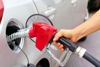 Precio del petróleo cae a mínimos históricos: ¿cuándo se verá reflejado en los combustibles en Chile?