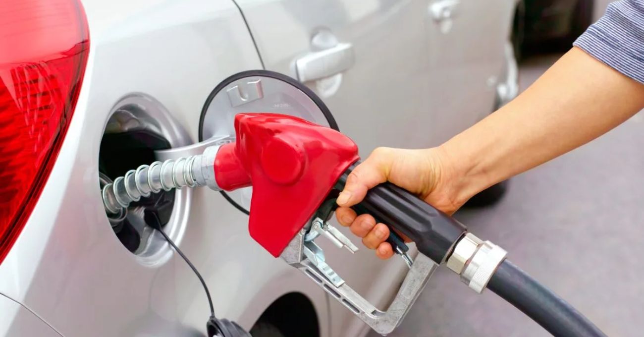 Precio del petróleo cae a mínimos históricos: ¿cuándo se verá reflejado en los combustibles en Chile?