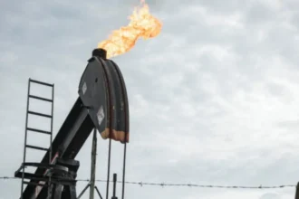 Precio del petróleo sube drásticamente por tensiones en Ormuz y reservas estratégicas